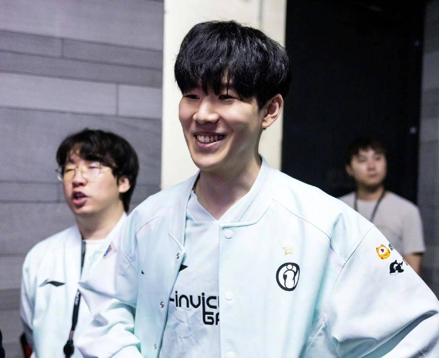 再伺机反击 再伺机反击